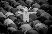 تقدیر جشنواره ایتالیایی از عکس «دختری که در نماز پرواز می‌کند»