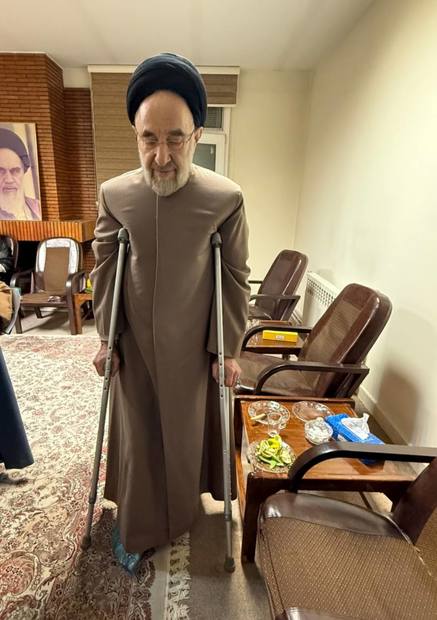 سید محمد خاتمی با پای شکسته و عصا + عکس