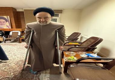 سید محمد خاتمی با پای شکسته و عصا + عکس
