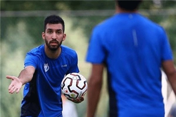 مدافع استقلال از بازی با الهلال محروم شد
