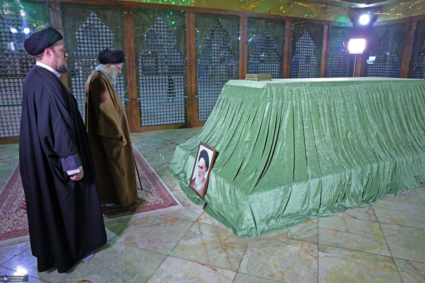قائد الثورة یزور المرقد الطاهر للإمام الخمینی(رض) وروضة الشهداء

