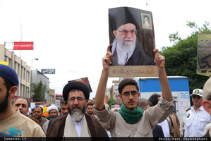 راهپیمایی نمازگزاران نماز جمعه قم در واکنش به خروج آمریکا از برجام