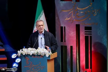 پزشکیان: زخمی که در جامعه ایجاد شده، زخم تلخی است/ چاره‌ای نداریم جز اینکه بمانیم و مملکت را بسازیم/ اینکه قهر کنیم و فریب کسانی را بخوریم که آن طرف نشسته و به دشمن اجازه می‌دهند که کشورمان را بمباران کند کمال نامردی است