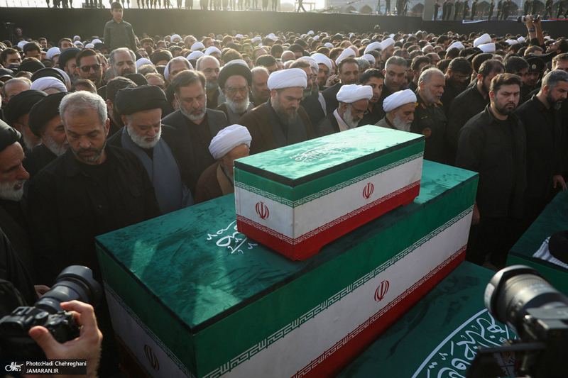 اقامه نماز بر پیکرهای مطهر رهبر شهید و خانواده ایشان به امامت آیت‌الله العظمی جوادی آملی