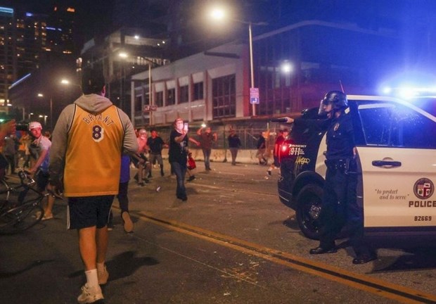 بازداشت ۷۶ هوادار تیم بسکتبال لیکرز 
