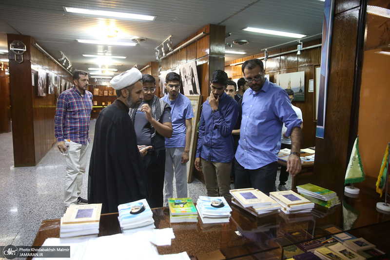 بازدید جمعی از دانشجویان انگلیسی و جمعی از دانش آموزان بندر دیر از جماران