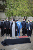 اقامه نماز رهبر معظم انقلاب بر پیکر مرحوم حسن غفوری فرد