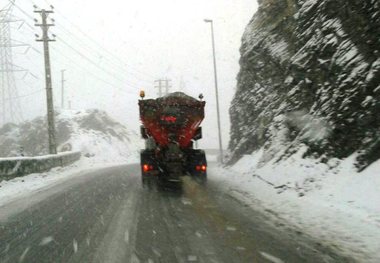 جاده های لرستان باز و تردد خودروها در آنها جریان دارد