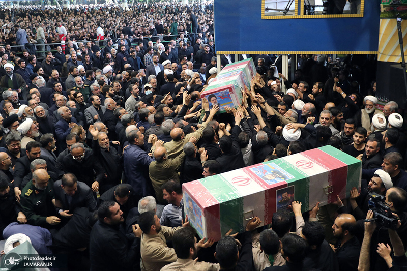 اقامه نماز رهبر معظم انقلاب بر پیکر رئیس جمهوری و یارانش