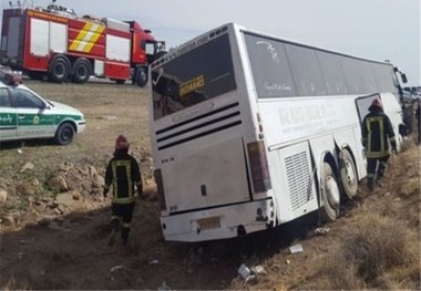 سرنشینان اتوبوس منحرف شده در محورگناوه آسیب ندیدند