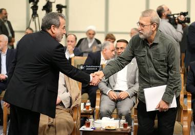 عراقچی خبر داد: انتقال مسئولیت پرونده هسته‌ای ایران از شمخانی به لاریجانی