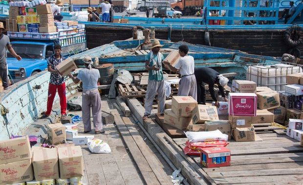 لنج تجاری حامل ۵۰ میلیارد ریال کالای قاچاق توقیف شد