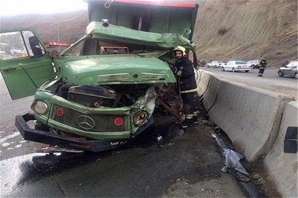 یک کشته و 3 مصدوم بر اثر   برخورد 2 دستگاه کامیون در ساری