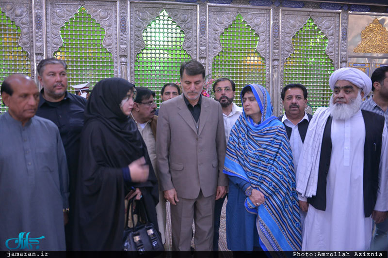 ادای احترام رئیس مجلس ایالت بلوچستان پاکستان به مقام شامخ امام خمینی(س)