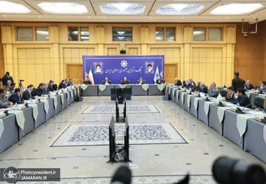 جلسه کارگروه تضمین امنیت غذایی و بهبود معیشت مردم با حضور پزشکیان در بانک مرکزی