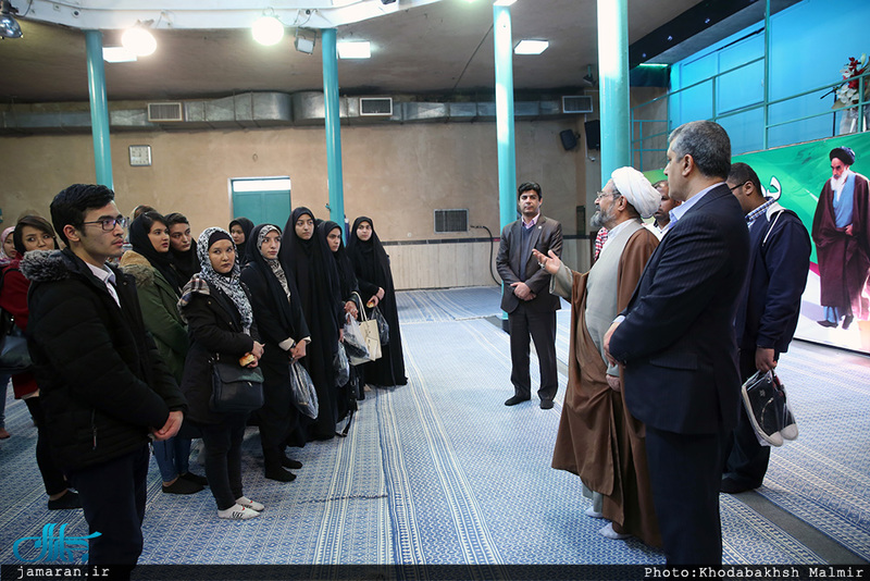 بازدید جمعی از دانشجویان زبان فارسی کشورهای خارجی از بیت امام در جماران 