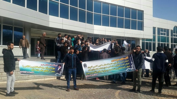 تجمع کسبه خیابان المهدی در محوطه شورای شهر کرج  رئیس‌شورا: به مشکلات رسیدگی می‌شود