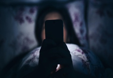 
خطرات استفاده از تلفن همراه قبل از خواب