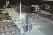لحظه برخورد قطار با ماشین آمبولانس در لهستان و مرگ 2 نفر
