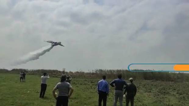  عملیات اطفاء حریق در تالاب انزلی با استفاده از هواپیمای ایلوشین