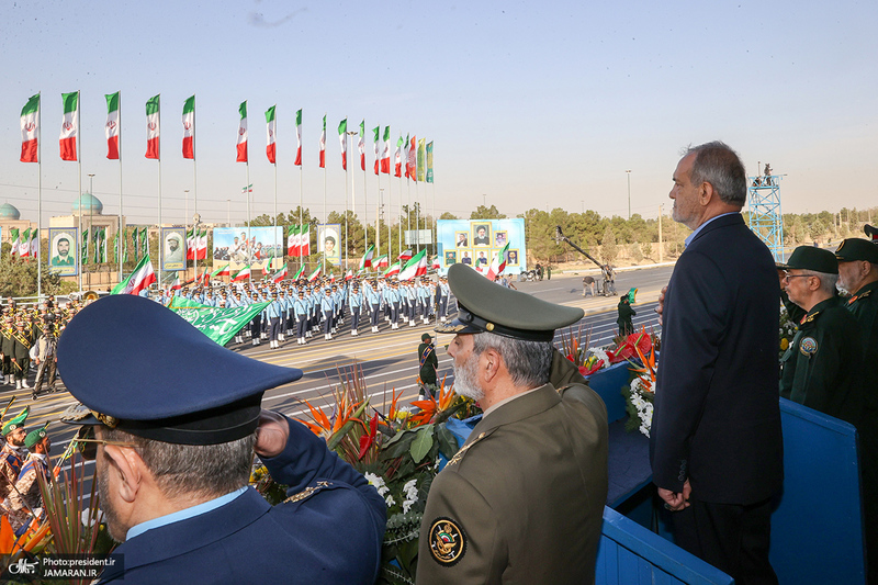 مراسم رژه نیروهای مسلح در جوار حرم مطهر امام خمینی (س)