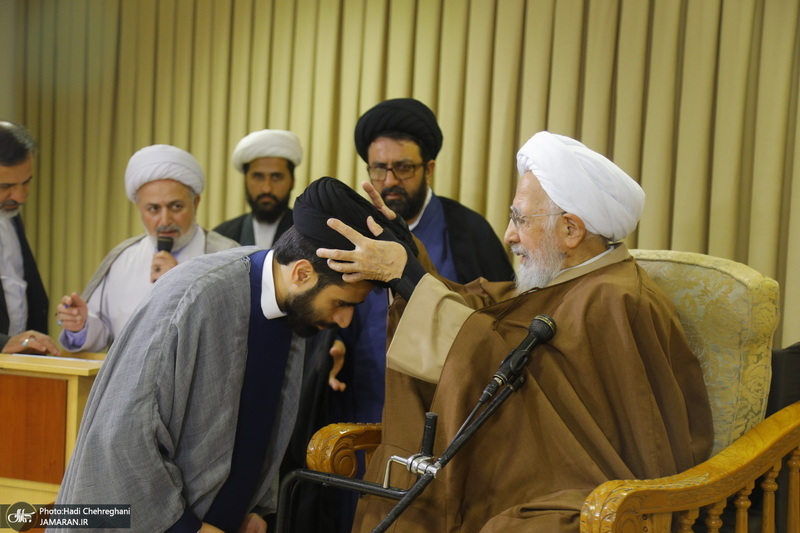 عمامه گذاری طلاب در روز میلاد پیامبر اکرم (ص) و امام صادق (ع) توسط مراجع تقلید