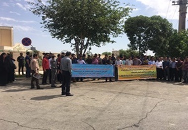 تجمع مهندسان در مقابل استانداری مرکزی