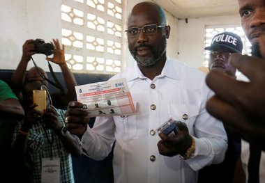فوتبالیست برگزیده جهان که رئیس جمهور شد/ جشن و شادی مردم+ تصاویر