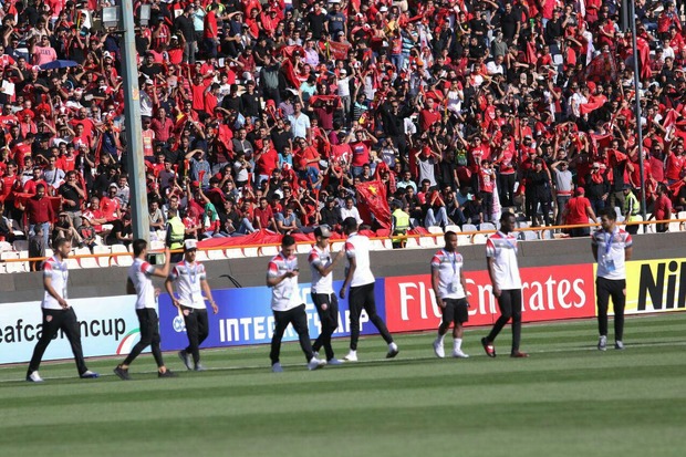 چند هوادار زخمی شدند/حضور خواننده و بازیگر پرطرفدار در ورزشگاه آزادی +تصاویر
