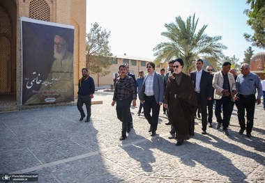 حضور سید محمد خاتمی بر مزار آیت الله سید روح الله خاتمی (ره)