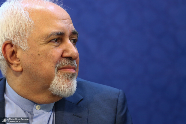 ظریف: قرار نیست ما جای مستضعفین بجنگیم/  مردم از پرداخت هزینه خسته شده‌اند/ الان که کشور سیاست معقولی دارد، با موضع‌گیری‌های تند آب به کاسه تندروی نریزیم/ تندروها برای حیاتشان نیاز به تندروی دارند/ نمی توان شهرک نشینان مسلح را غیرنظامی دانست