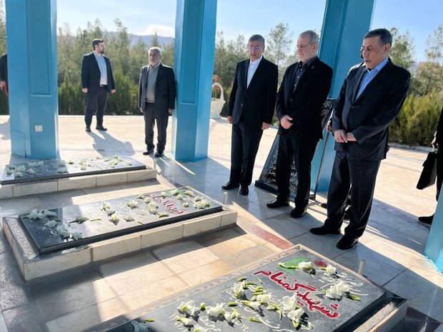 ادای احترام پزشکیان به مقام شامخ شهدای استان لرستان + عکس