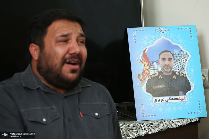 حضور سید احمد خمینی در منزل شهید مصطفی عزیزی در شهر بروجرد