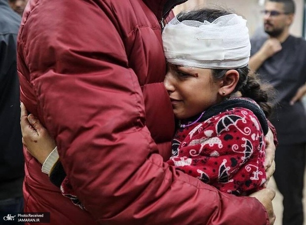 انتقال کودکان فلسطینی زخمی به بیمارستان + عکس ها