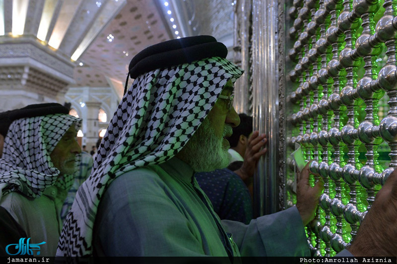 ادای احترام جمعی از خانواده های شهدای مقاومت اسلامی عراق نسبت به حضرت امام(س) 