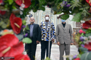 ادای احترام نوه نلسون ماندلا نسبت به مقام شامخ امام خمینی (س)