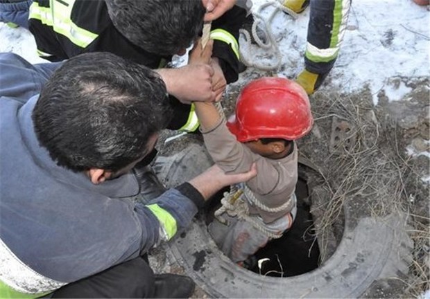 نجات کارگر از عمق چاه ۳۲ متری