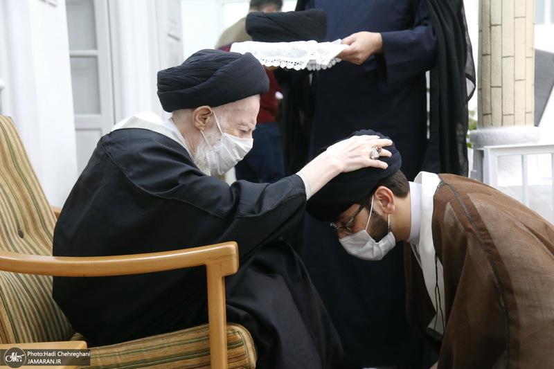 مراسم عمامه گذاری طلاب توسط آیت الله شبیری زنجانی در شب ولادت حضرت زهرا(س)