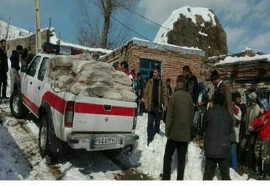 نان اهالی روستای در محاصره برف مجید آباد نیر تامین شد