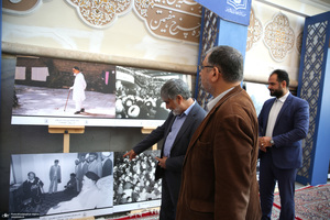 بازدید رئیس مجلس از نمایشگاه عکس امام خمینی