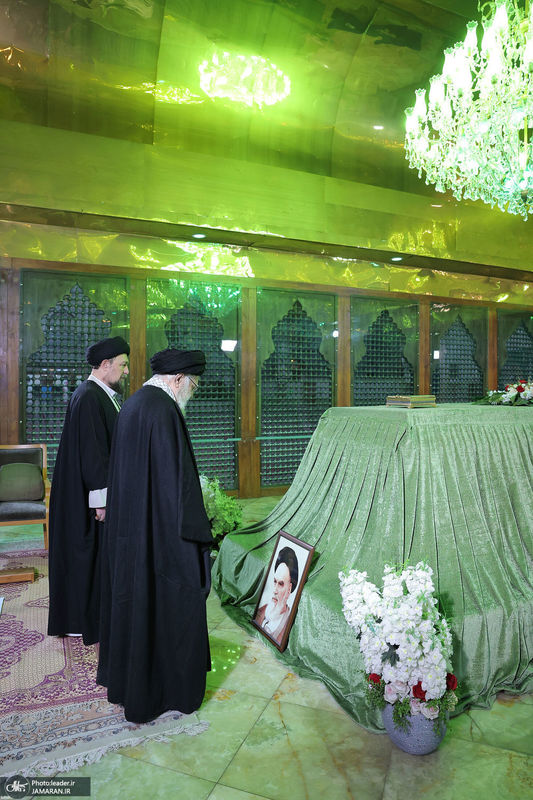 حضور رهبر معظم انقلاب در حرم مطهر امام خمینی(ره)