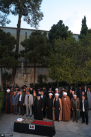 اقامه نماز رهبر معظم انقلاب بر پیکر آیت‌ الله امامی کاشانی (ره)