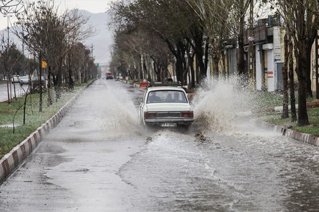 بارش باران موجب آبگرفتگی معابر و منازل مهاباد شد