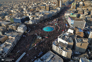 اقامه نماز رهبر معظم انقلاب بر پیکر سپهبد شهید حاج قاسم سلیمانی و شهیدان مقاومت