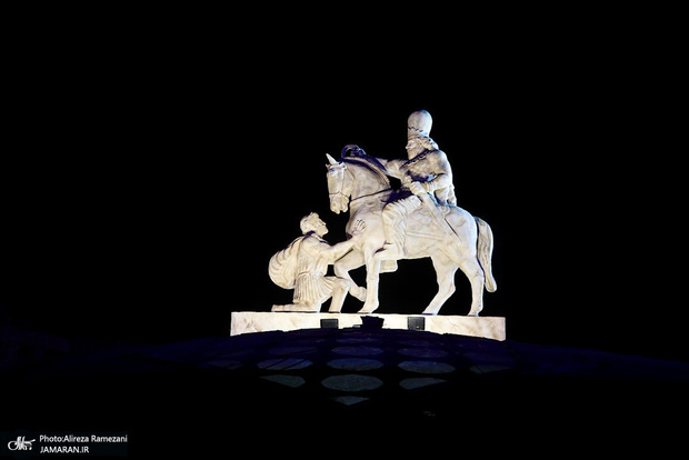 مجسمه تازه میدان انقلاب و چند ایراد
