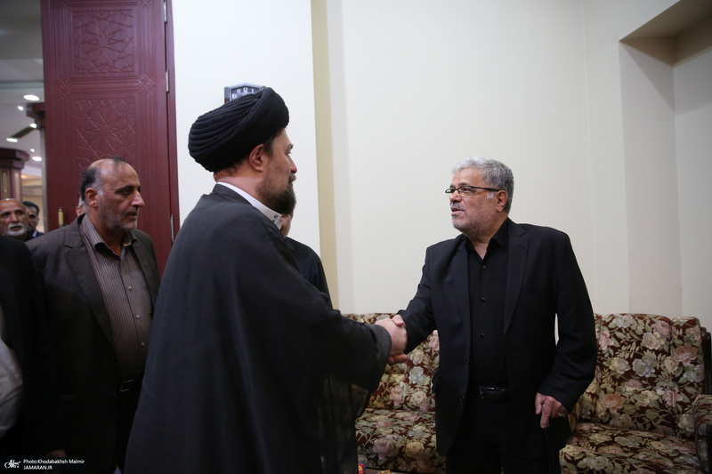 اقامه نمازسید حسن خمینی  بر پیکر شهید حیدری در حرم مطهر امام خمینی (س)