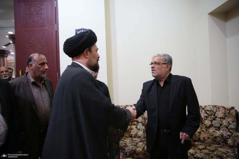 اقامه نمازسید حسن خمینی  بر پیکر شهید حیدری در حرم مطهر امام خمینی (س)