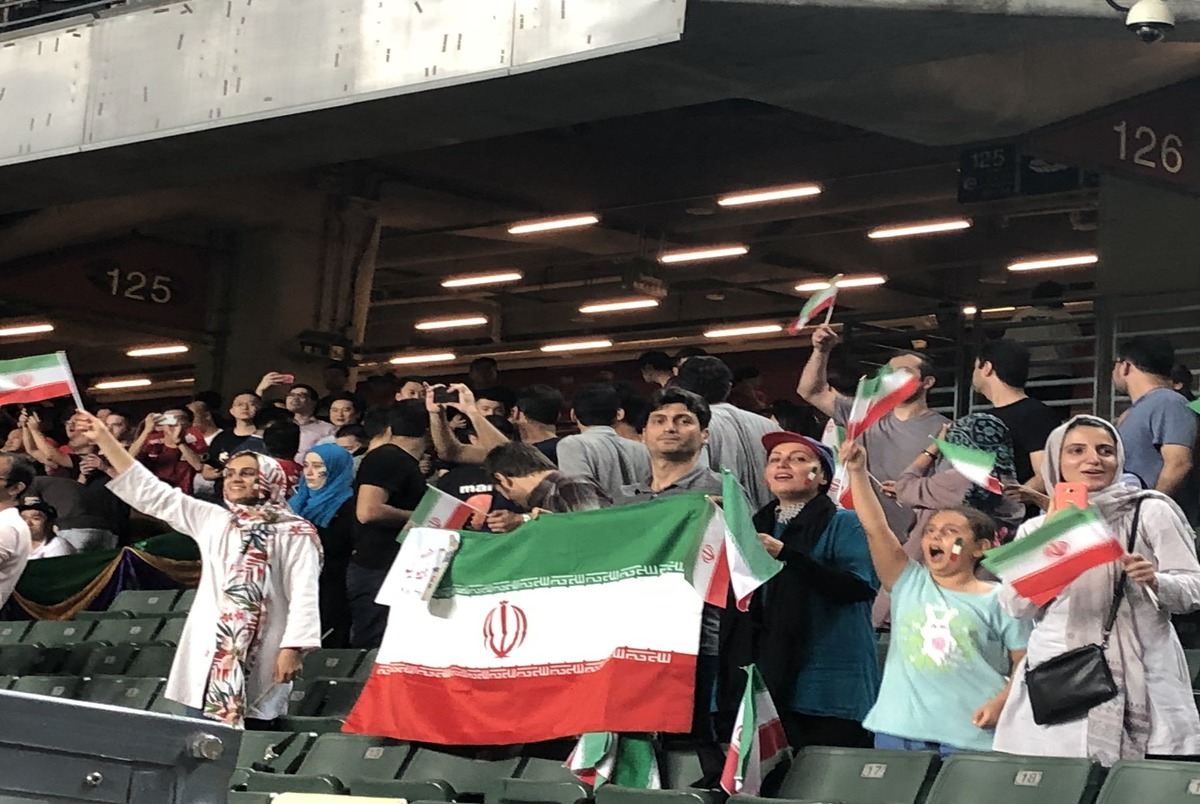 حضور کم تعداد هواداران ایرانی در ورزشگاه هنگ کنگ + عکس