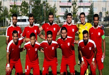 تابلو پیش‌بینی بازی تراکتور و پرسپولیس در تبریز برای سیگاری‌ها + عکس