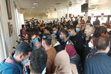 ازدحام جمعیت و قطعی سیستم در یک مرکز شماره گذاری در تهران + تصاویر